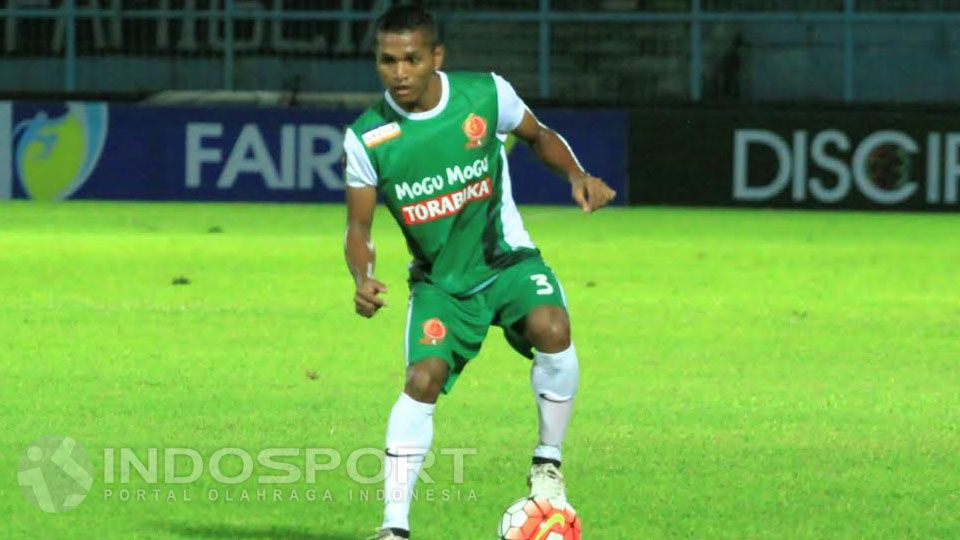 Abduh Lestaluhu saat mengontrol bola. Copyright: © Ian Setiawan/INDOSPORT